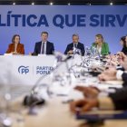 El líder del PP, Alberto Núñez Feijóo (3i), se reúne este lunes en la sede de Génova con representantes de organizaciones afectadas por los aranceles anunciados por el presidente estadounidense, Donald Trump, y con consejeros de los gobiernos autonómicos del Partido Popular de áreas relacionadas con las tarifas. EFE/ Daniel Gonzalez