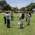 Varias personas en círculo en Colombo, en el 'día sin aombra'.