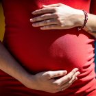 Una mujer embarazada.