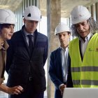 Pérez, el alcalde e Ibáñez atienden las explicaciones sobre el centro.