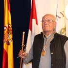 Vista de Agustín Lobato recogiendo el bastón de mando.