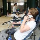 Varias personas donan sangre en la primera jornada del maratón organizado en el Hospital de León.