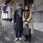 Los influencers japoneses Aki (derecha) y Koichi posan en Tokio.