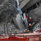Fotografìa de archivo, tomada el 02/04/2025, que muestra a rescatistas trabajando en el edificio derrumbado en Bangkok a causa del terremoto de 7,7 registrado el 28 de marzo en Birmania (Myanmar). EFE/EPA/NARONG SANGNAK