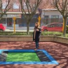 La concejala de Medio Ambiente, Elena Bailez en el parque infantil.