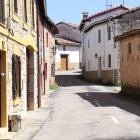 La carretera LE-4606 se estrecha al atravesar Acisa de las Arrimadas.