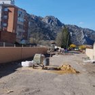 Un muro separa la nueva calle de las vias ferroviarias de Feve.