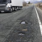 El estado de la calzada es bastante penoso, con numerosos baches y socavones.