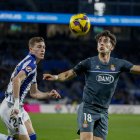 El centrocampista del Espanyol Álvaro Aguado (d) pelea un balón con Luka Sucic, de la Real Sociedad, durante un partido de LaLiga. EFE/Javier Etxezarreta