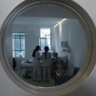 Imagen de archivo de varias enfermeras atendiendo a un paciente en un hospital. EFE/ Javier Lizón
