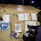 Personas revisan las listas de fallecidos y heridos en las afueras de la discoteca Jet Set este martes, en Santo Domingo (República Dominicana).