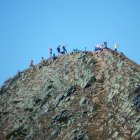 Senderistas colocan la bandera del Bierzo en lo alto del Catoute, en una imagen de archivo.  Senda por el Zofreral de Cobrana.  De la Carrera, Laura Fernández, Ramón y Alfonso Fernández.