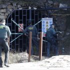 Agentes de la Guardia Civil este martes en la bocamina clausurada.