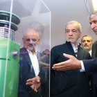Pezeshkian con el jefe de la Organización Atómica de Irán.