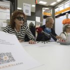 Presentación ayer de la audioguía de Alcles, la última apuesta tecnológica.  Una paciente utiliza las gafas de realidad virtual en la sede de Alcles.