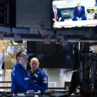 Operadores de la Bolsa de Valores de Nueva York observan a Trump en televisión.