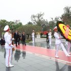 Pedro Sánchez en el Monumento de los Héroes y Mártires, en Hanói, Vietnam.