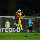 El defensa del FC Barcelona, Iñigo Martínez (i), disputa el balón ante el centrocampista del Borussia, Julian Brandt, durante el encuentro correspondiente a la ida de los cuartos de final de la Liga de Campeones que disputan hoy miércoles FC Barcelona y Borussia Dortmund en el Estadio Olímpico de Montjuic, en Barcelona. EFE / Alejandro Garcia.