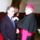 Fuertes recibe un reconocimiento del obispo Menéndez.