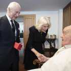 El papa Francisco recibió este miércoles en el Vaticano, en una visita sorpresa, a los reyes británicos Carlos III y Camila, que se encuentran de viaje en Italia, en el día en el que celebran sus 20 años de matrimonio, informó la Santa Sede. EFE/ Vatican Media SOLO USO EDITORIAL/SOLO DISPONIBLE PARA ILUSTRAR LA NOTICIA QUE ACOMPAÑA (CRÉDITO OBLIGATORIO)