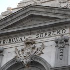 Detalle de la fachada del Tribunal Supremo este viernes en el que la Sala de lo Contencioso del Alto Tribunal prevé abordar si suspende de urgencia el cese de Quim Torra como diputado autonómico acordado por la Junta Electoral, mientras sigue pendiente que el juez Pablo Llarena se pronuncie sobre las euroórdenes dictadas contra Carles Puigdemont y Toni Comín. EFE/Javier Lizón