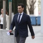 Alberto González Amador, pareja de Isabel Díaz Ayuso, sale de los Juzgados tras declarar este jueves ante la jueza que le investiga por presunta corrupción en los negocios en sus relaciones empresariales con Quirón Prevención. EFE/ Rodrigo Jiménez