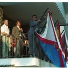 Izado de la bandera en Peranzanes, el 21 de julio de 2000.