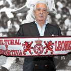 Raúl Álvarez posa con la bufanda de la Cultural y Deportiva Leonesa, un club que ascendió hace 70 años a Primera División, el 11 de abril de 1955.