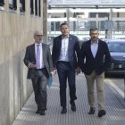 Javier Montero (centro) y Agustín Leal (derecha), en los juzgados de León.