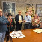 José Luis Nieto, en el centro de la imagen, ayer en Monterroso.