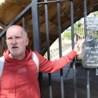 Paco Romo junto a la verja del puente de San Marcos con la placa de recuerdo a José Luis Pérez Soto y la cita del 4 de mayo.