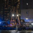 Organismos de emergencia retiran del agua los restos de un helicóptero accidentado este jueves, en el Río Hudson en Nueva York (Estados Unidos). EFE/ Angel Colmenares