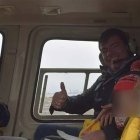 En la imagen, la familia se fotografía durante el vuelo antes de sufrir el accidente.
