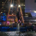 Organismos de emergencia retiran del agua los restos de un helicóptero accidentado este jueves, en el Río Hudson en Nueva York.