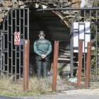 Imagen de archivo de investigadores, miembros de la brigada de salvamento minero y Policía Judicial de la Guardia Civil saliendo al exterior de la mina de Cerredo, en la que el pasado 31 de marzo murieron cinco trabajadores y otros cuatro resultaron heridos a causa de una explosión. EFE/ J.L.Cereijido