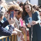La reina Letizia se hizo un 'selfie' con una mujer del público.