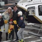 Agustín Escobar, su esposa, Mercè Camprubí y sus tres hijos antes de subir al helicóptero.