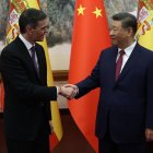 Pedro Sánchez con el presidente de China, Xi Jinping, ayer en Pekín.