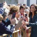 Letizia posó para los leoneses que la esperaron antes de que comenzara el Congres Fest.