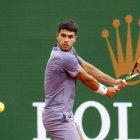 Alcaraz tiene paciencia, remonta y se verá las caras con Davidovich en semifinales.