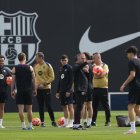 El entrenador Hansi Flick ordena el entrenamiento.