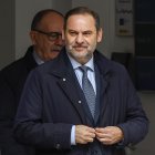 MADRID, 20/02/2025.- Imagen de archivo del exministro José Luis Ábalos tras salir del Tribunal Supremo, donde se sigue una causa contra él en el denominado caso Koldo, que gira en torno al presunto cobro de comisiones en contratos de mascarilas en pandemia. EFE/ Chema Moya