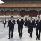 Pedro Sánchez durante un paseo por la Ciudad Prohibida antes de volver a España.