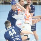 El Ademar llega crecido al duelo contra Nava tras su doble triunfo con el Cangas.
