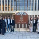 Los alumnos frente a las Cortes de CyL.