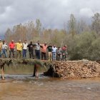 Los vecinos celebran la finalización del puente en hacendera con un abrazo colectivo.