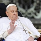 El papa Francisco saluda a los fieles al final de la Misa del Domingo de Ramos en la Plaza de San Pedro en el Vaticano, el 13 de abril de 2025. EFE/EPA/FABIO FRUSTACI