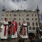Miles de personas acompañan al paso de La Borriquilla en la procesión de las Palmas de León