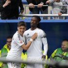El defensa francés del Real Madrid Eduardo Camavinga (d) celebra tras anotar el primer gol del equipo este domingo, durante el partido de la jornada 31 de LaLiga EA Sports, entre el Deportivo Alavés y Real Madrid, en el estadio de Mendizorrotza de Vitoria. EFE/ Adrian Ruiz Hierro