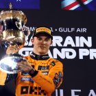 El australiano Oscar Piastri (McLaren) celebra la victoria en el Gran Premio de Baréin, el cuarto del Mundial de Fórmula Uno. EFE/EPA/ALI HAIDER